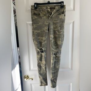 American Eagle army green camo ripped jeans / jeggings size 4
